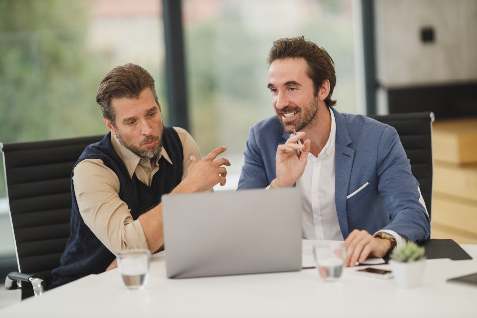 Échange de conseil autour d’un ordinateur